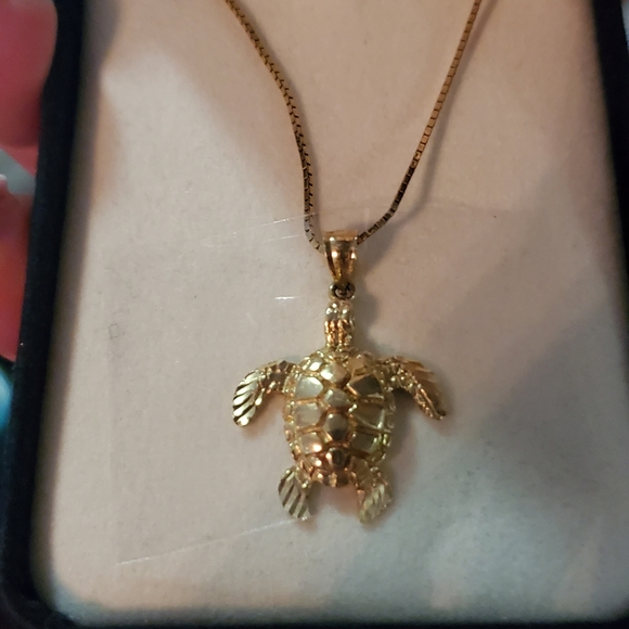 Jewelry - 14kt solid yellow gold turtle